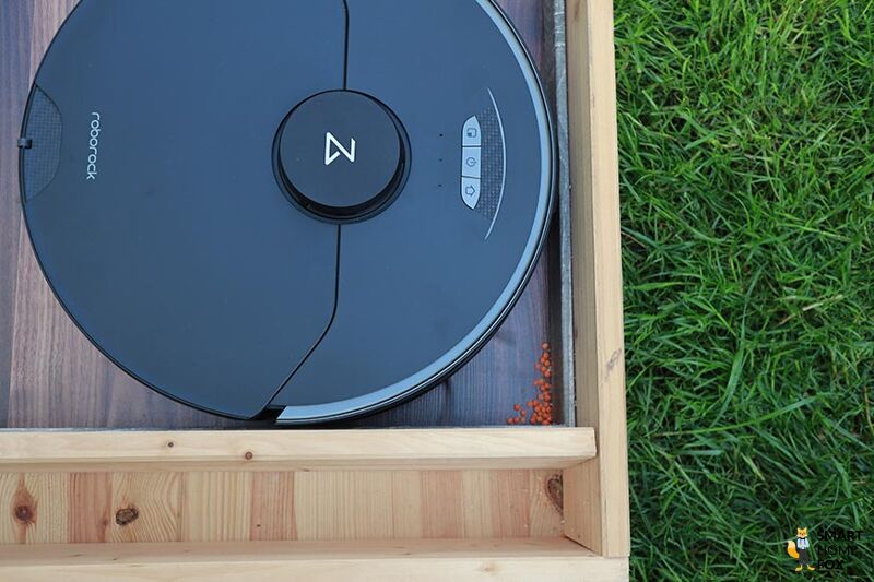 Der Roborock S7 MaxV Ultra reinigt in einer Ecke.